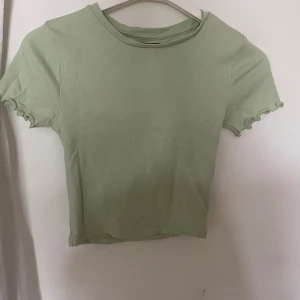 Topp - En ljusgrön croppad topp i i storlek Xs, i mycket bra skick💚