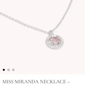 Jättefint silvrigt Lily and Rose halsband med en ljusrosa sten, säljer då jag bara använder guldsmycken🩷