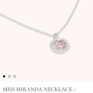 Lily and Rose halsband  - Jättefint silvrigt Lily and Rose halsband med en ljusrosa sten, säljer då jag bara använder guldsmycken🩷