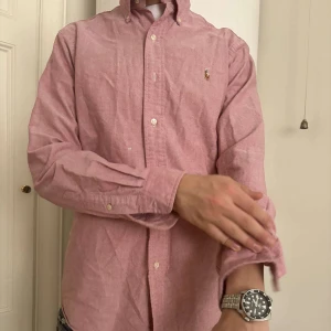 Ralph lauren skjorta - Denna Polo skjorta köpte jag för ett halv år sedan och måste rensa garderoben. Väldigt snygg skjorta i bra skick. Storlek S men skulle säga att den är mer åt Medium hållet.