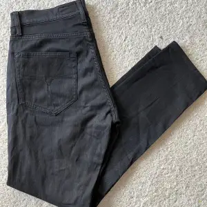 Tja! Säljer nu dessa riktigt snygga tiger of Sweden jeans i modellen pistolero, vilket motsvar slim. Skick 7/10. Nypris 1500kr vårt pris : 199. Hör gärna av er om ni har några frågor eller funderingar💭