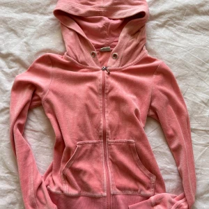 Huvtröja  - Jättesöt velour huvtröja från Cubus som tyvärr blivit för liten för mig. Den är i storlek XS men är hyfsat stretchig så hade eventuellt kunnat passa även storlek S🩷