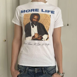 Drake Merch - Denna sjukt snygga vita drake merch köpte jag på hans hemsida som ni kan se på sista bilden. Tröjan va tyvärr för liten för mig. Modellen är 181.