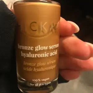 Bronze glow serum från hickap. Säljer pga känslig hud. 279kr