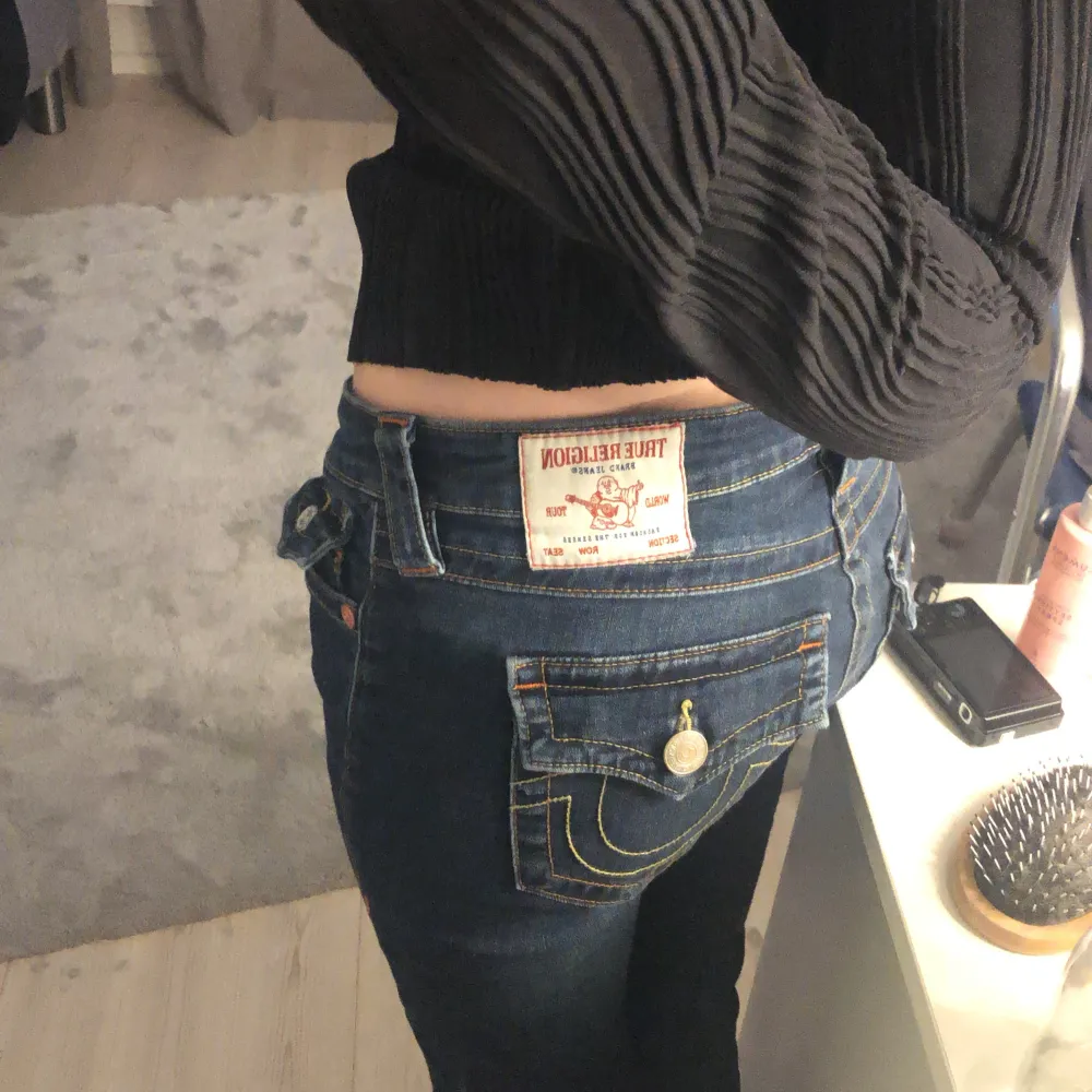 Säljer mina true Religion jeans för de inte kommer till användning mer, de är inga slitningar eller fläckar. Men de är lite för långa på mig jag är 1,56 så de passar 1,60 och uppåt💞 . Jeans & Byxor.