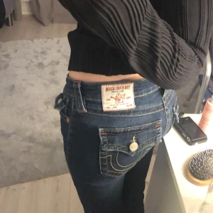 True Religion jeans - Säljer mina true Religion jeans för de inte kommer till användning mer, de är inga slitningar eller fläckar. Men de är lite för långa på mig jag är 1,56 så de passar 1,60 och uppåt💞 