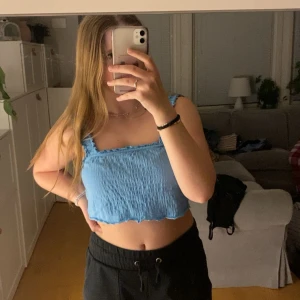 Blått linne - Fint blått linne med lite volang på axelbanden. Lite kortare och använd ett par gånger. Skriv gärna om du har några frågor innan du tycker på köp🫶🏻