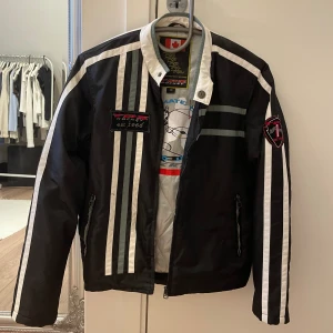 Cool jacka💕 - Säljer denna coola vintage motorcykeljackan som är köpt secondhand då jag aldrig fått användning för den. Fint skick i storlek XS🩷
