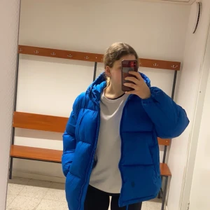 Jacka - Säljer min blåa jacka från hm, storlek l men passar på mig som är en s/m, den har en fläck längst ner därav priset🩷