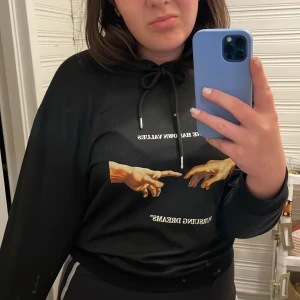 Hoodie med tryck - Superfin hoodie med tryck som är lite tunnare i materialet. Hör av dig för mer bilder eller om du har någon fråga💕