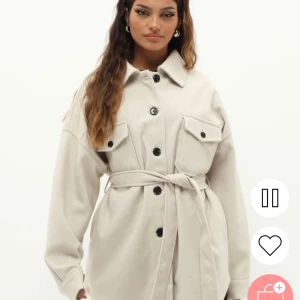 Vår kappa - Kappa från NLYtrend som inte längre kommer till användning, köpt för 699kr på deras hemsida 💖