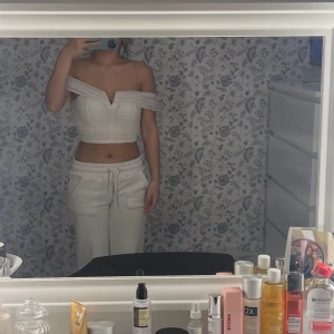 Topp  - Super fin och kort topp. Aldrig använd förutom till bilden. Passar XS/S