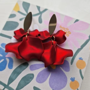 Örhängen blomblad rosblad lövblad rött guld - Jättefina nya örhängen i guldfärgad metall och "blomblade" i satinerött. Så fina och lyxiga!  Helt oanvända! Väldigt trendiga!   