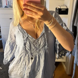 Blus - Intressekoll!! Kom gärna med förslag på pris❤️Världens finaste blus/overshirt som är helt perfekt under sommaren 😍😍 Köpt second hand och är i mkt bra skick.   (Skrynklig på bilden för att den har varit ihoptryckt i min byrå🥲🥲🥲)