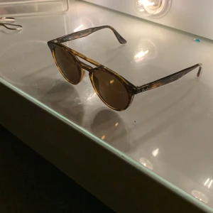 Ray bans solglasögon - Säljer ett par väldigt snygga och stilrena solglasögon perfekt nu till våren och sommaren  Säljer billigt då varken box eller kvitto medföljer