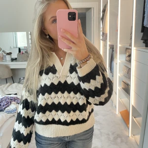 Zara stickad tröja - Superfin stickad tröja från zara. Största barnstorlek men passar xs/s💕💗😍