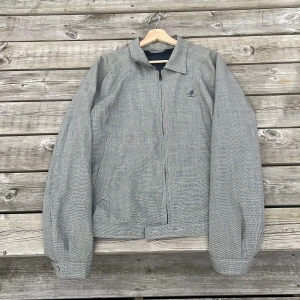 J.lindeberg kofta - Skön och stilren j.lindeberg jacka perfekt för våren/sommaren  Säljer pga den passar ej