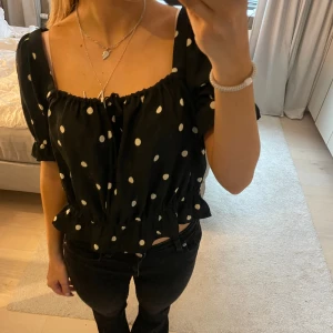 Prickig blus  - Söt prickig blus som går att ha över axlarna eller off shoulder