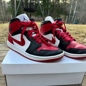 Jordans 1 mid  - Jordans 1 mid i storlek 40  Använt fåtal gånger  Ny pris: 1500kr Säljer för :800kr Priset kan diskuteras 