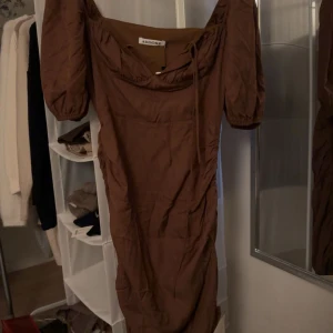 Adoore klänning - Helt ny adoore klänning med lapparna fortfarande på, den är i storlek 42 men passar mig som pendlar mellan S och M perfekt. Den är aldrig använd och helt ny
