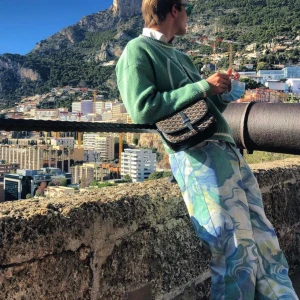 Jeans - Väldigt bra skick! Köpt på mobil på tjejavdelning, snygg för män också. 