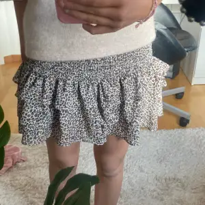 Jättefin kjol med leopardmönster från Kappahl, stoelek 170 som motsvarar en s❤️använd fåtal gånger men inga defekter!! Lånar bild!