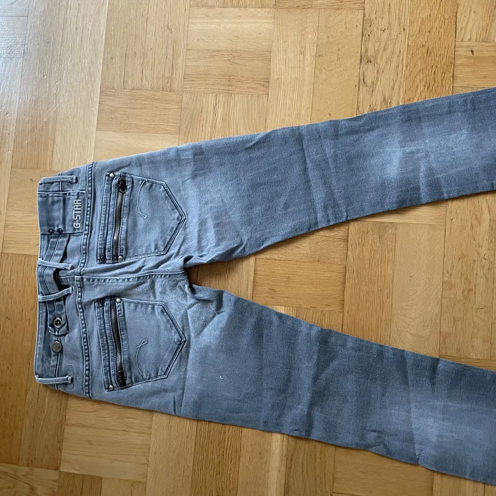 Snygga lågmidjade jeans ifrån gstar! De är raka i benen och i storlek xs ungefär. Mått finns på bilderna!💕. Jeans & Byxor.