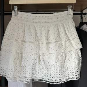 Säljer denna zara kjol, från barnavdelningen men upplever den som en XS, skriv vid frågor! Pris kan diskuteras!!