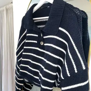 Modern stickad tröja från Zara. Stilren, blå och vit randig 🌊🐟🐚 Öppen för prisförslag 