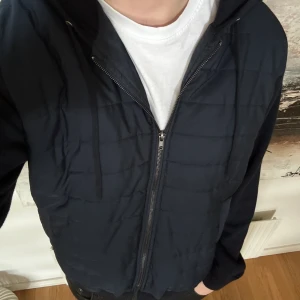 Cardigan - Cardigan från Hampton Republic. Riktigt härlig nu på våren. Den är i gott skick utan några defekter. Storleken är L. Kom gärna privat för fler bilder eller frågor🤝🏻😁