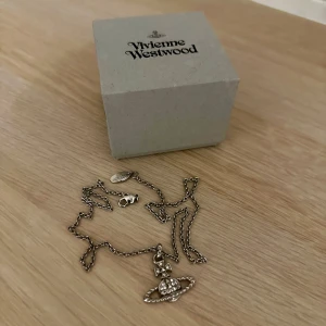 Vivienne Westwood Chain - Nypris: 1400 | Vivienne Westwood Chain. 10/10 Condition. Köpt i London. 