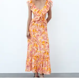 jag söker denna super snygga klänningen från Zara! Helst i strl XS, jag kan betala ett bra pris för den!🥰 