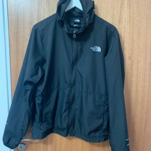 The North face svart vindjacka  - En svart vindjacka är perfekt och ha i sitt garderob under kommande hösten. Svarta färgen passar med alla färger så du kommer alltid se stilig ut. Om du gillar vindjackan  meddela mig. Glöm inte följ mig!