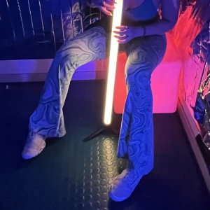 Flared thights - Älskade mönstrade byxan, 70tals inspererade i olika nyanser av grön! + Mycket elastiska!   Säljer pga de inte andvänds.. och hoppas de kan komma till andvänding hos någon annan! Den passar bäst strl S men funkar xs- m