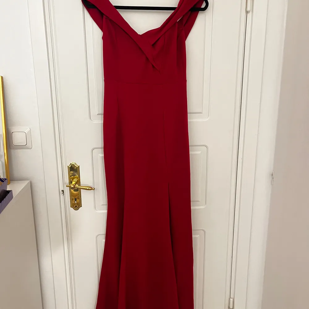 Röd klänning, oanvänd men 2 år gammal, stl s/m, jag är 155 och den är typ 10cm längre. Funkar jätte fint som balklänning.. Klänningar.