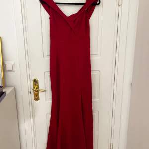 Röd klänning, oanvänd men 2 år gammal, stl s/m, jag är 155 och den är typ 10cm längre. Funkar jätte fint som balklänning.