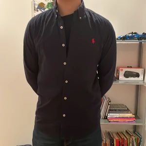 Ralph lauren skjorta - Ralph lauren skjorta | 9/10 skick | nypris 1600 - mitt pris 499 | model på första bild är 183 och 75kilo | byte går | pris kan diskuteras vid snabb affär  Mvh J.Resell