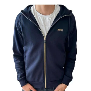 Hugo boss zip hoodie - Säljer denna riktigt feta hugo boss tröjan. Skick:9,5/10 inga defekter. Modellen är runt 177 och priset är ej hugget i sten. Hör av er vid frågor eller funderingar 😁