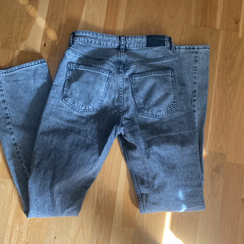 Ett par jätte fina gråa lågmidjade byxor från gina tricot använda cirka 20 gånger är fortfarande i bra skick, jag är 168 och dom passar jätte bra i längden💞. Jeans & Byxor.