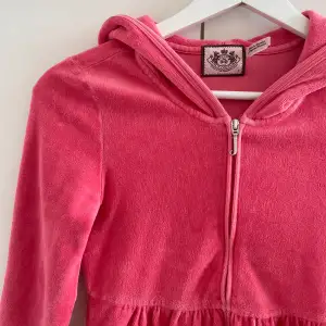 Hot pink Juicy Couture kofta 💖med trekvartsärmar och räfflas vid midjan 🎀 Ganska tight så passar storlek S / XS! I använt skick men fortfarande väldigt snygg!! 