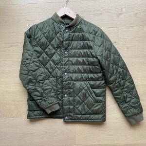 Ralph Lauren jacka - Hej! Säljer nu min fina Ralph Lauren jacka då den inte längre passar mig. Jackan är i storlek 10-12 / M i barnstorlek / XXS och är köpt på NK i Stockholm. Jackan säljs inte längre vilket gör den väldigt unik och mycket värdefull. Pris kan diskuteras!