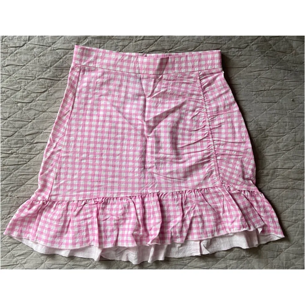 helt OANVÄND rutig rosa kjol köpt för några år sedan på ginatricot. Använd gärna ”köp nu” knappen o hör av dig vid frågor🩷. Kjolar.