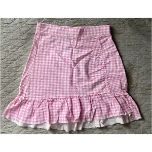 helt OANVÄND rutig rosa kjol köpt för några år sedan på ginatricot. Använd gärna ”köp nu” knappen o hör av dig vid frågor🩷