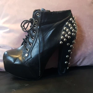 Högklackat med Nitar  - Andvänt skick 