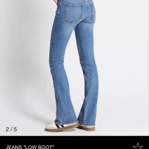 Low bootcut jeans - Säljer dessa lågmidjade byxor från lager, aldrig använt eftersom köpte fel storlek och tappade bort kvitto. De är nyskick. För privat bilder dm. Köparen står för frakten. Byxorna är köpta för 300kr 