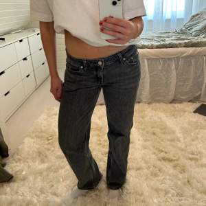 Arrow low waist jeans från Weekday i en tvättad svart färg, storlek 26/30 i bra skick🤗 Pris: 200kr köpare står för frakt❤️‍🔥