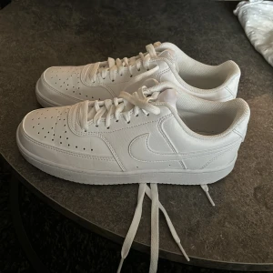 Vita nike skor - Hej, jag säljer ett par knappt andvänta Nike skor pågrund av att de va för stora köpa från stadium för 999. Har ändast testat gått till Ica med de.