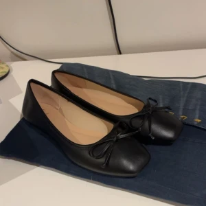 Ballerina skor - Helt nya ballerinaskor, storlek 38,5. Säljer då de va lite för stora för mig. Har vanligtvis storlek 38-39 kanske mest 38, skulle säga att dom passar någon som har 39❣️   -köparen står för frakten