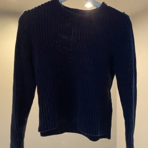 Zadig tröja - Skit snygg Zadig tröja med döskallar på varje armbåge. Och även knappar på vänstra axeln.