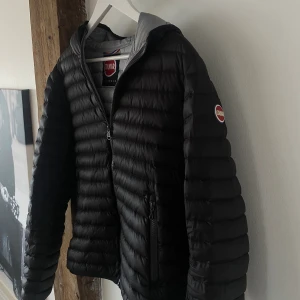Colmar Jacka - Hej, säljer nu en väldigt fin colmar jacka i storlek 46 som motsvarar S ungefär. Väldigt fint skick och perfekt nu till våren/sommaren, skriv vid funderingar mvh Melker B
